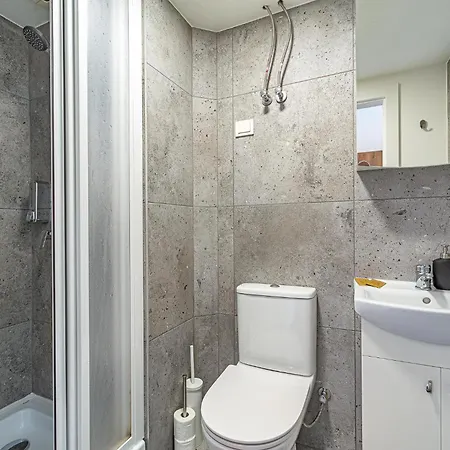 Uptown Nr8 With Parking & Ac Apartment
