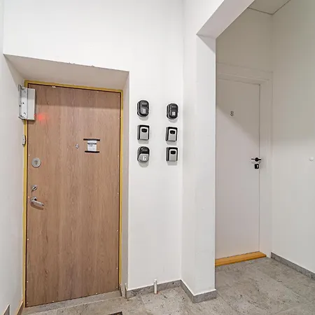 Uptown Nr8 With Parking & Ac *