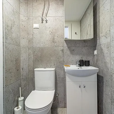 Uptown Nr8 With Parking & Ac