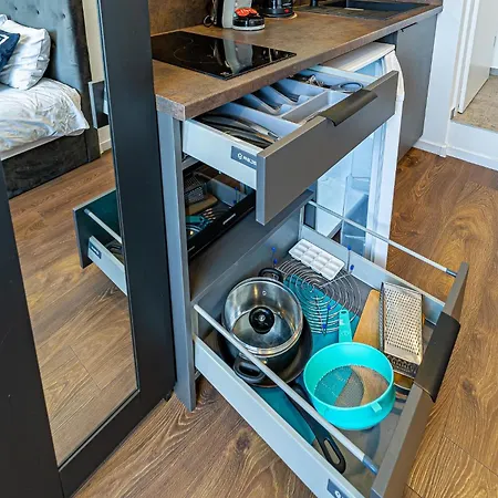 Uptown Nr8 With Parking & Ac Apartment *